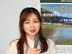 講演する新里さん