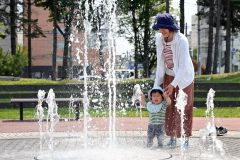 ぽかぽか陽気水遊び　気温上昇　新得２５・８度