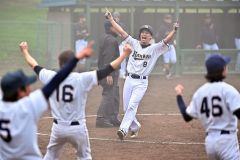 【決勝・まんぼうクラブ―ミスターラック】まんぼうクラブは最終回、２死満塁から三走の佐藤孝広（中央）が川口知紘の左前打でさよならのホームを踏む