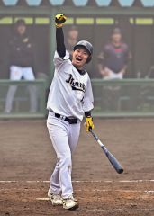 【決勝・まんぼうクラブ―ミスターラック】まんぼうクラブの最終回、２死満塁から新岡佳祐が死球を受けガッツポーズ。押し出しで６－６の同点に追いつく