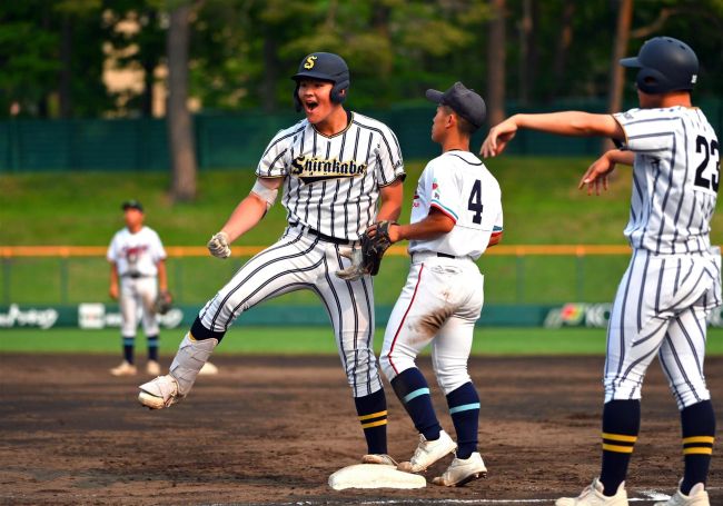 白樺学園９年ぶり４強　士別翔雲に１３―１圧勝　春季道高校野球