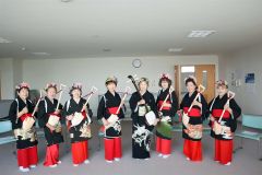 発足した「友愛シスターズ」（左から沖さん、角森さん、高田代表、笹本さん、三輪さん、高橋さん、板矢さん、小川さん）