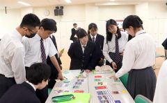 カードゲームでＳＤＧｓを学ぶ高校生