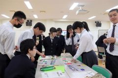 カードゲームでＳＤＧｓを学ぶ高校生