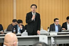 あいさつする米沢市長