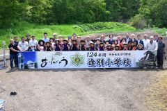 児童と田植えに集まった地域住民ら
