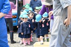 餌やり体験「いっぱい食べてくれたよ」　第一いずみ幼稚園児が帯広農業高で動物触れ合い 12