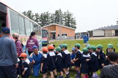 餌やり体験「いっぱい食べてくれたよ」　第一いずみ幼稚園児が帯広農業高で動物触れ合い 5
