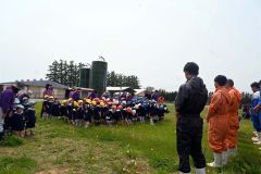 餌やり体験「いっぱい食べてくれたよ」　第一いずみ幼稚園児が帯広農業高で動物触れ合い 6