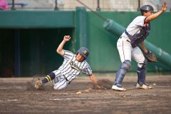 【準々決勝・白樺学園―士別翔雲】白樺学園は４回、２死満塁で菊島有佑の右前適時打で三走後藤健に続き、二走福原和紗も本塁を突き生還、７―１とリードを広げる（金野和彦撮影）