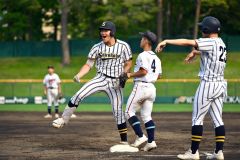 【準々決勝・白樺学園―士別翔雲】白樺学園は４回、２死満塁で菊島有佑が右前適時打をい放ち２者が生還、７－１とする。一塁上でガッツポーズをする菊島（左）＝金野和彦撮影