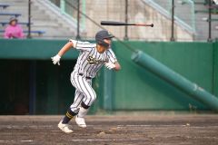 【準々決勝・白樺学園―士別翔雲】白樺学園は４回、２死満塁で菊島有佑が右前適時打をい放ち２者が生還、７－１とする（金野和彦撮影）