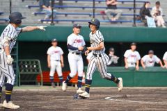 【準々決勝・白樺学園―士別翔雲】白樺学園は４回、１死一、二塁で辻真叶の右越えの適時二塁打で二走川島陽琉が生還、３－１とする（金野和彦撮影）