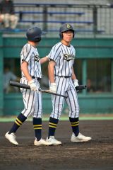 【準々決勝・白樺学園―士別翔雲】白樺学園は４回１死満塁のチャンスに代打で出場した久保翔馬（右）＝金野和彦撮影