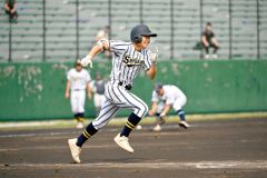 【準々決勝・白樺学園―士別翔雲】白樺学園は２回１死から、後藤健のセーフティバントが成功、内野安打となる（金野和彦撮影）