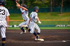 【準々決勝・白樺学園―士別翔雲】白樺学園は２回１死から、後藤健のセーフティバントが成功、内野安打となる（金野和彦撮影）