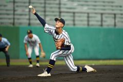 【準々決勝・白樺学園―士別翔雲】力投する白樺学園の先発谷内翔投手（金野和彦撮影）