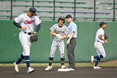 【準々決勝・白樺学園―士別翔雲】白樺学園は初回、１死二塁で川島陽琉（中央）が右中間適時三塁打を放ち、先制する（金野和彦撮影）