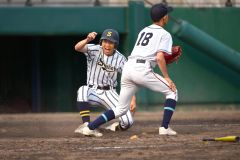 【準々決勝・白樺学園―士別翔雲】白樺学園は５回２死満塁、相手投手の暴投で三走久保翔馬に続き、二走鈴木涼太が本塁を突き生還、１２－１とする（金野和彦撮影）