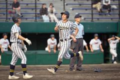 【準々決勝・白樺学園―士別翔雲】白樺学園は５回２死三塁、西田澄次の右前打で三走上一颯（中央）が生還、１３－１とする（金野和彦撮影）