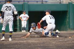 【準々決勝・白樺学園―士別翔雲】白樺学園は５回、２死満塁、打者西田澄次のとき、相手投手の暴投で三走久保翔馬が本塁を突き生還、１１―１とする（金野和彦撮影）