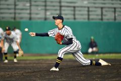 ４回から２番手でマウンドに上がり、士別翔雲打線を被安打２、無失点に抑えた白樺学園の西田澄次投手（金野和彦撮影）