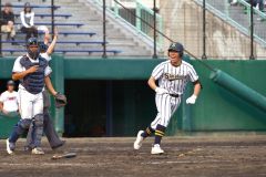 【準々決勝・白樺学園―士別翔雲】白樺学園は５回、２死満塁で久保翔馬が死球を受け押し出しで、８―１とする（金野和彦撮影）