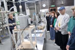 観光社交組合がジン醸造所視察 6