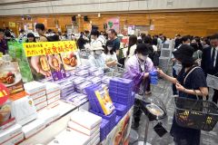 １０００点以上の菓子が集まる「全国スイーツマーケット」で買い物を楽しむ来場者（３０日午前１０時半ごろ）