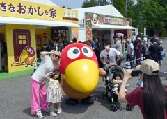 大手菓子メーカーが商品を無料配布している「スイーツファミリーランド」を楽しむ家族連れ（３０日午１０時半ごろ）