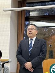 あいさつする小西理事長