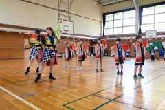 演舞指導を受ける児童ら（右）