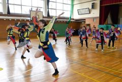 運動会でのヨサコイへ地元チーム手ほどき　帯広愛国小