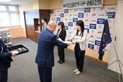 熊谷署長から委嘱状を受け取るＯＣＴＶ坂田さん