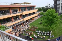 約１００人の施設利用者がライブを楽しむ会場となったガーデン「星の庭」