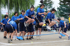 競技「タイフーンでＳＨＯＹＯ」でタイミング合わせてジャンプ（３１日、帯広翔陽、助川かおる撮影）