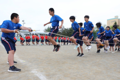 「翔陽ジャンプ」を行う生徒たち（３１日、帯広翔陽、助川かおる撮影）