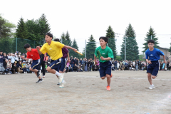 全員リレーで勢いよくスタートする第一走者（３１日、帯広翔陽、助川かおる撮影）