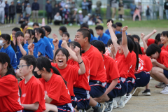 順位発表で歓喜する生徒ら（３１日、帯広翔陽、助川かおる撮影）