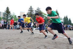 全員リレーで勢いよくスタートする第一走者（３１日、帯広翔陽、助川かおる撮影）