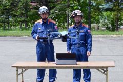 今年度からの運用開始を受け、ドローン操縦訓練を行う大樹消防署の署員ら