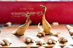 １本の枝からツルやシマエナガ　帯広の福山さん趣味の彫刻～こぼれ話 3