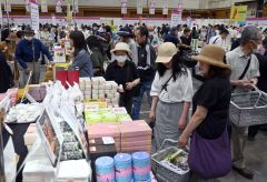 全国スイーツマーケットは、目当ての品を探す人たちでにぎわっている