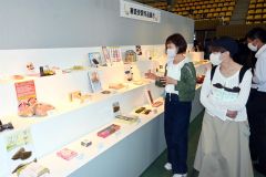 全国から応募のあった約１２００点のお菓子の中から、菓子博の機関賞を受賞した商品を展示している