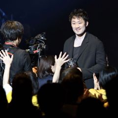式典後、会場のファンに笑顔で応える柏木真介（佐伯航平撮影）