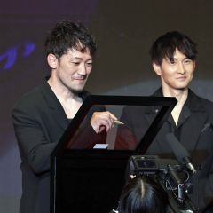 記念のサインをする柏木真介（左、佐伯航平撮影）