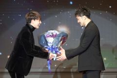 盟友の五十嵐圭（左）から花束を受け取る柏木真介（佐伯航平撮影）