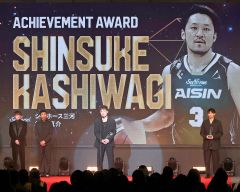 功労者を受賞しスピーチする柏木真介（中央、佐伯航平撮影）