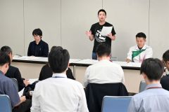 イベントの趣旨や開催概要などを説明する細川さん（中央）と山﨑さん（右）