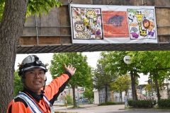 障害児の描いた絵、補修中の歩道橋に